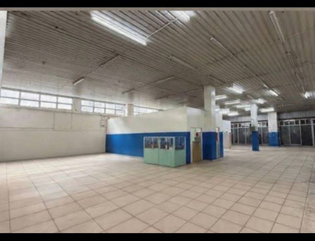 700M² SHOWROOM TO LET IN STAMFORD HILL